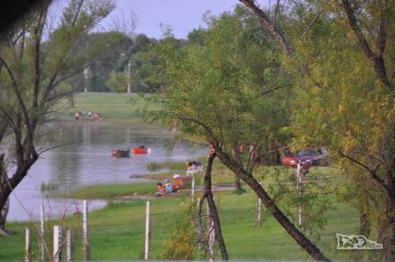 Uruguiaos aproveitam o maravilhoso entardecer às margens do rio Uruguay, em um parque na cidade de Paysandú